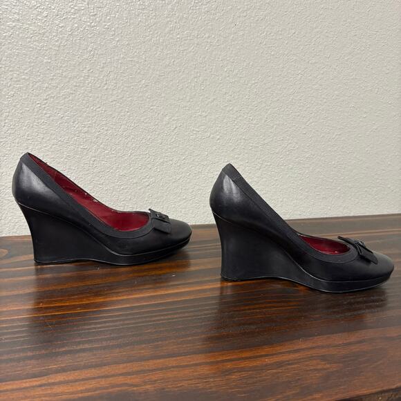 Tommy Hilfiger Wedge Heels Women Sz 7M Black Leather Upper Slip On 4” Pump Bow - Picture 4 of 8
